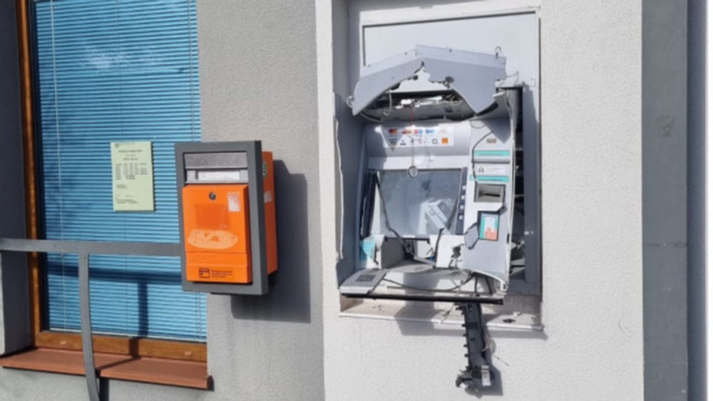 vybuchnutý bankomat 