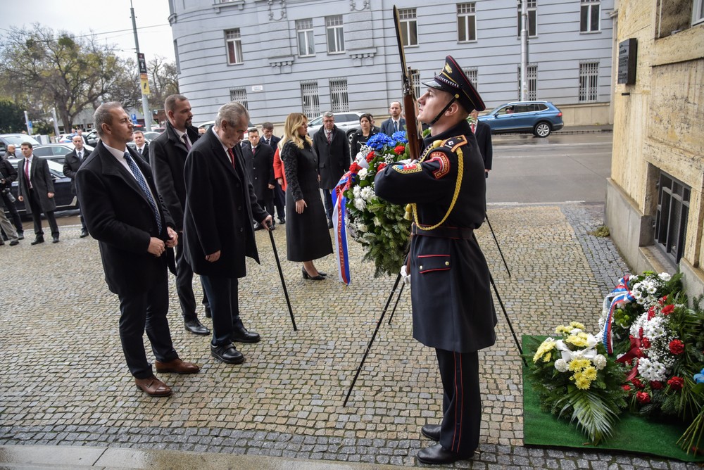 Prezidentka Zuzana Čaputová si spolu s prezidentom ČR Milošom Zemanom v Bratislave pripomínajú udalosti zo 17. novembra