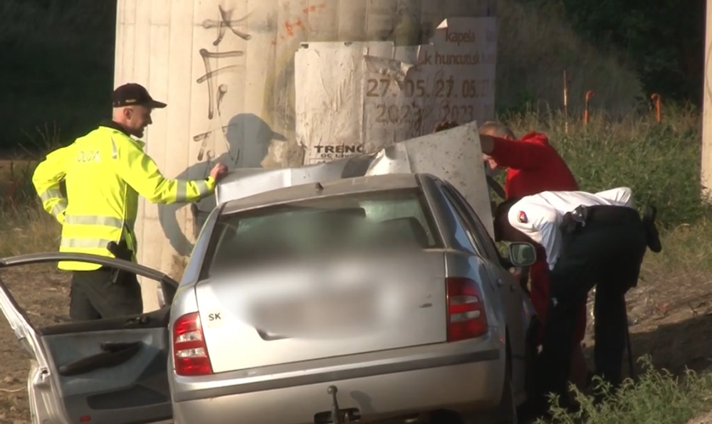 Muž narazil s autom do mostného piliera