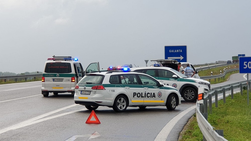 Pri náraze do zvodidiel zomrela žena. Pravdepodobne nemala zapnutý bezpečnostný pás