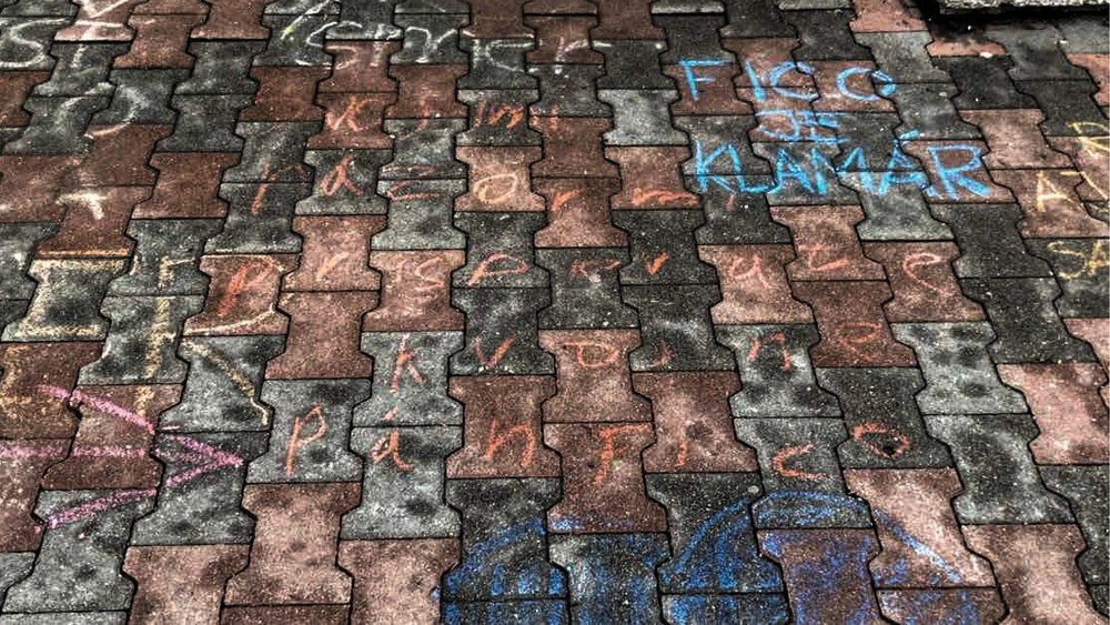 Premiéra Roberta Fica v Poprade čakali kriedové nápisy