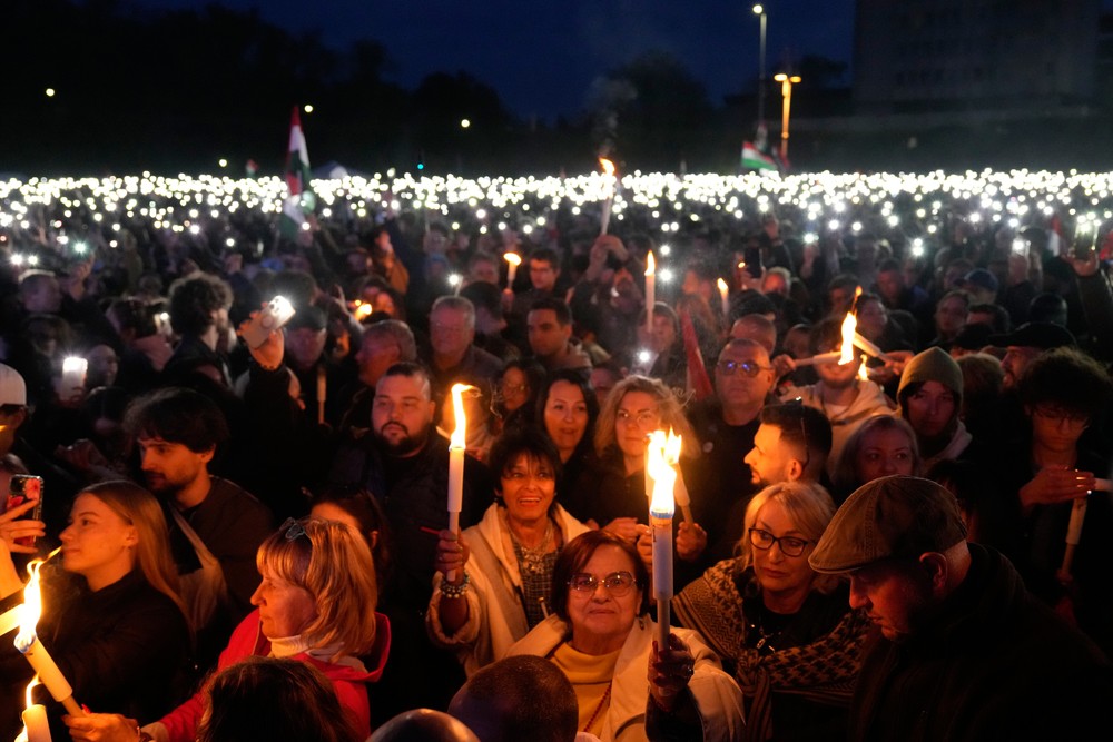 Mítingy Fideszu a TISZA deň pred voľbami v Maďarsku