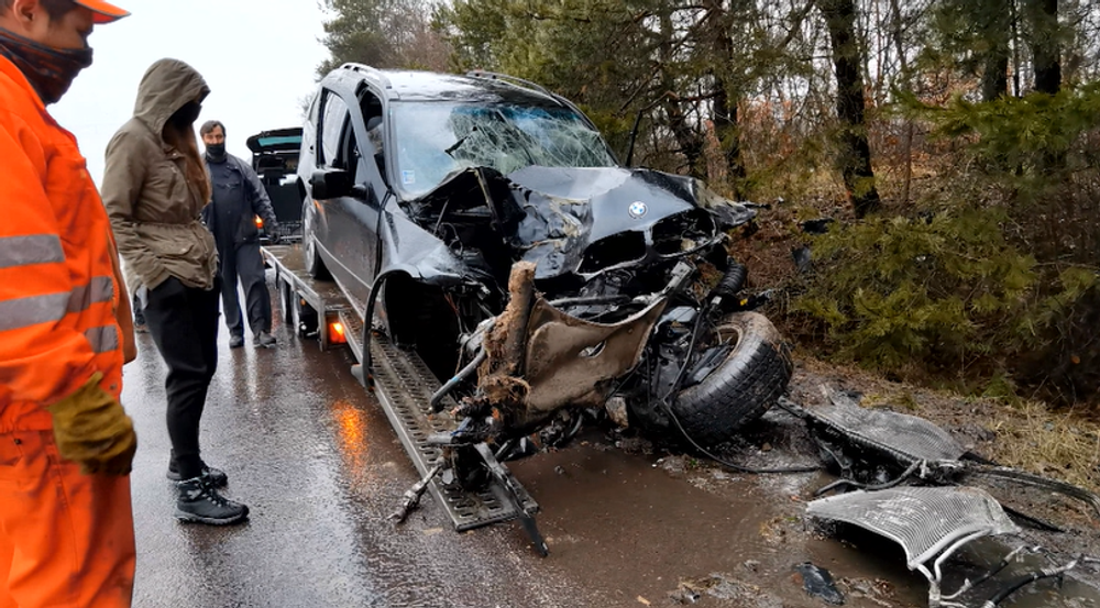 Auto s troma deťmi dostalo šmyk, rodinu po havárii odviezli z miesta záchranári 