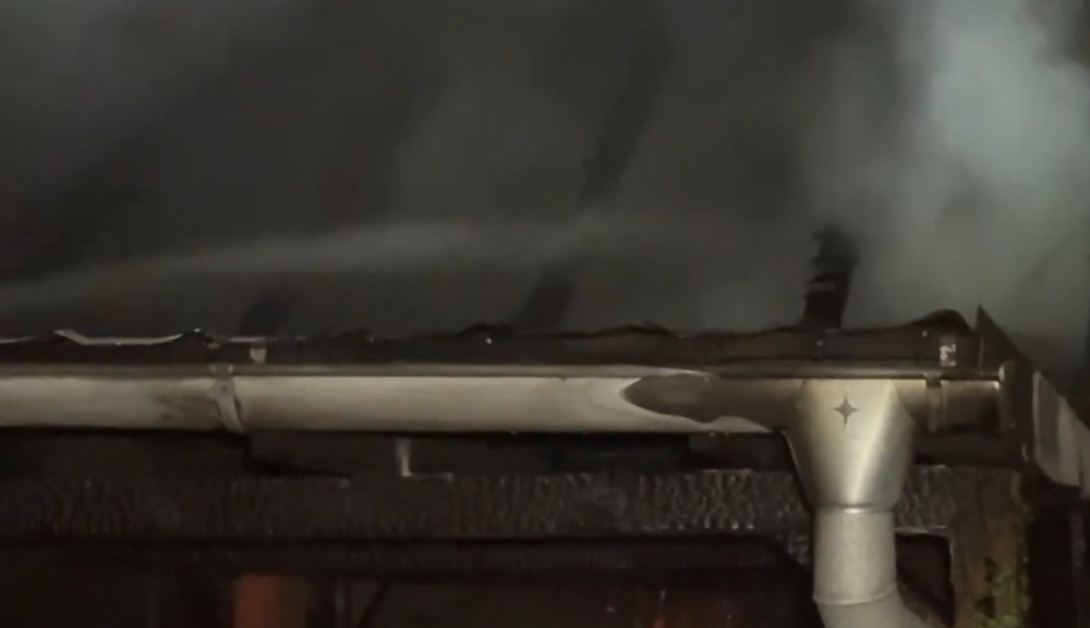 Plamene zachvátili domovú prístavbu. Príčinou požiaru mohlo byť auto