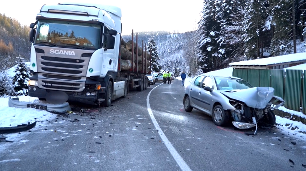 V Hnileckej doline sa čelne zrazili osobné auto a kamión naložený drevom