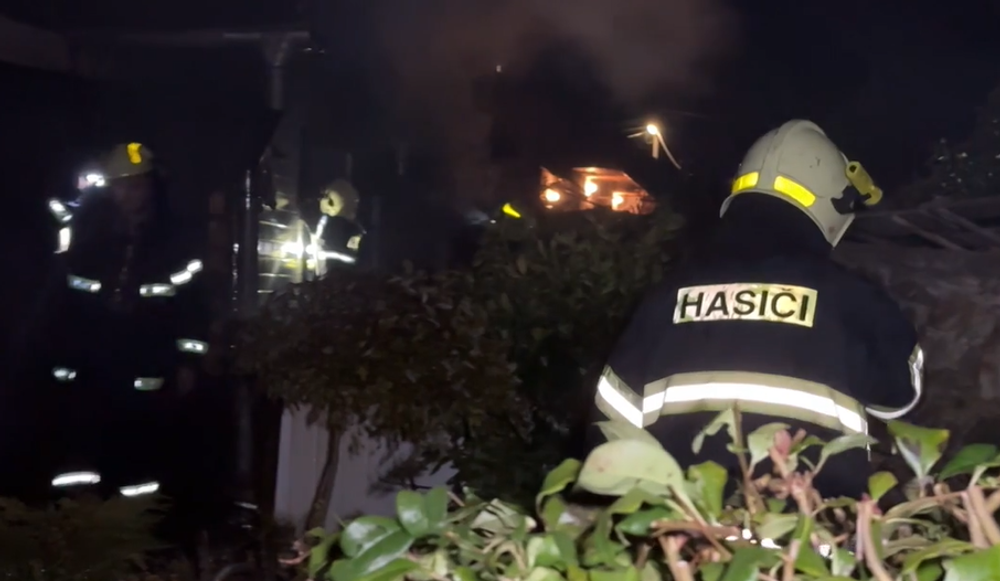 Plamene zachvátili domovú prístavbu. Príčinou požiaru mohlo byť auto