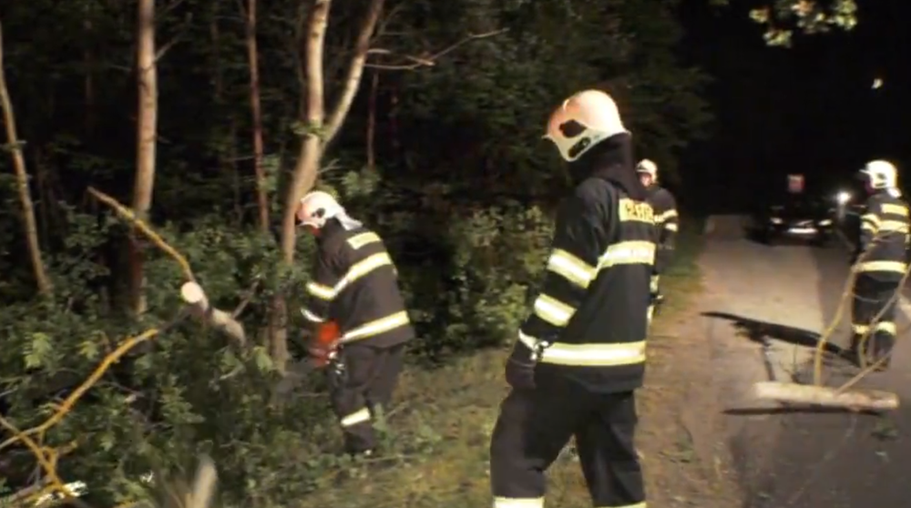 Vážna dopravná nehoda na Horehroní: Vodič vošiel do protismeru, auto zastavili až stromy 
