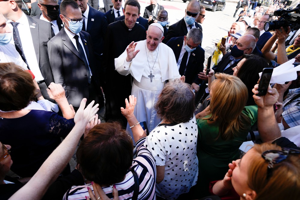Pápež František pred Dómom sv. Martina s veriacimi