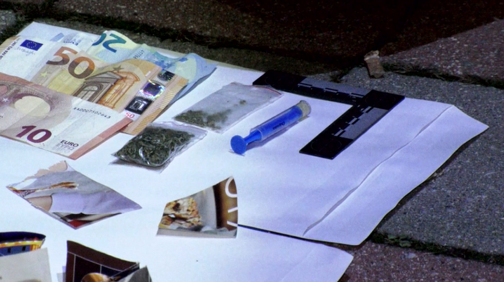 Protidrogový zásah pred očami desiatok ľudí. Medzi zadržanými skončil aj niekdajší černákovec Sklíčko