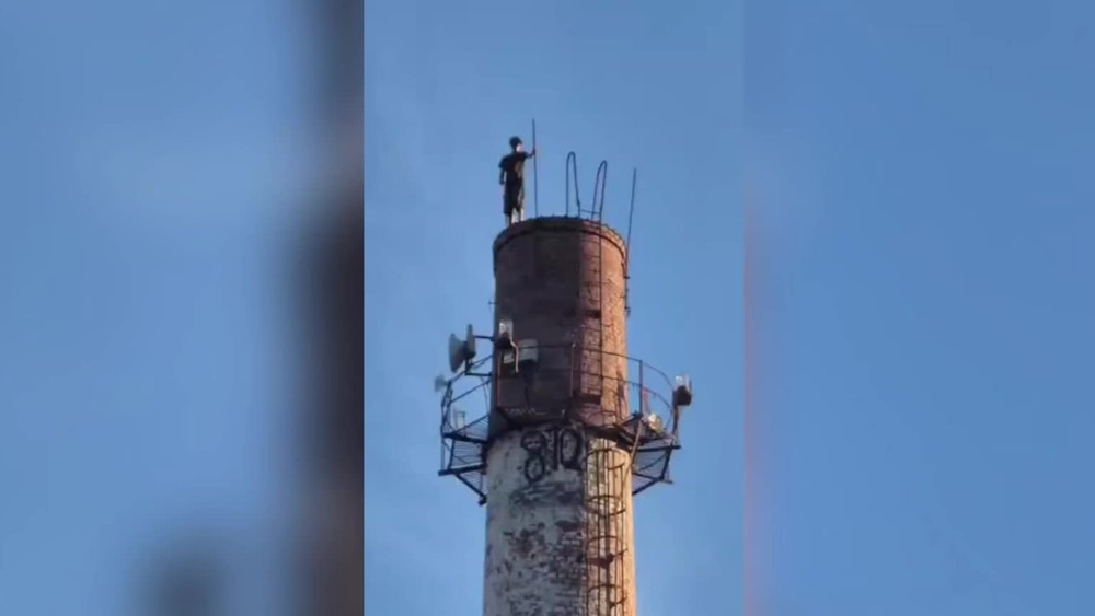 mladik liezol na poskodeny komin