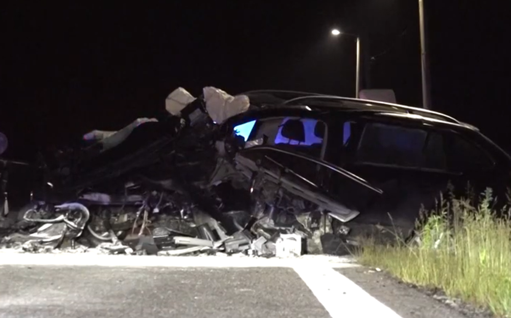 Osobné auto narazilo do betónového stĺpa 7