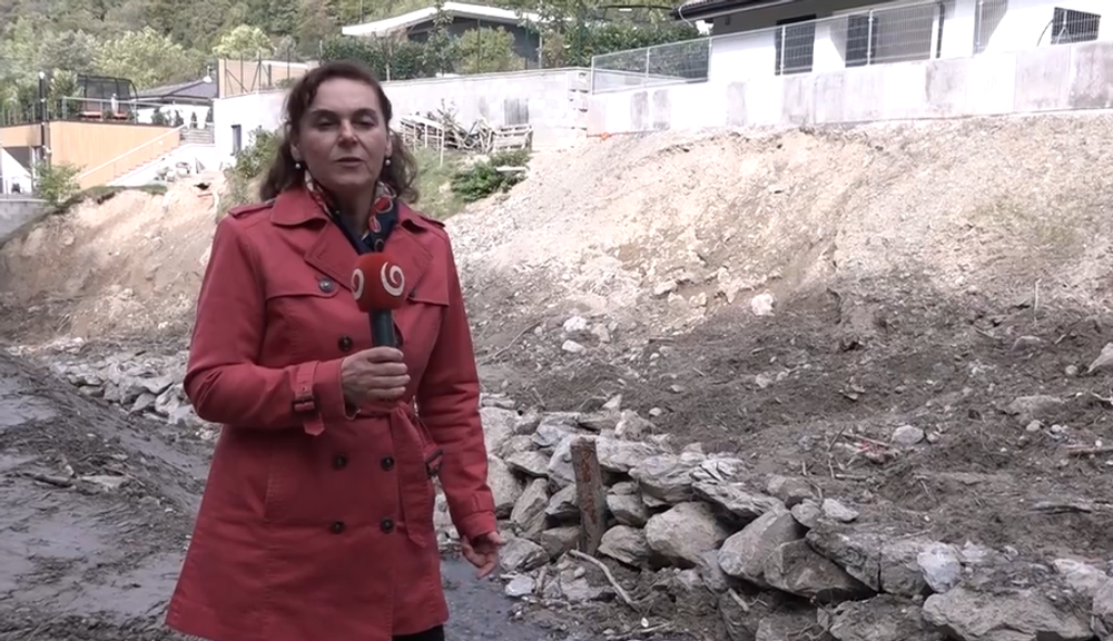 Na zosuv svahu pri domoch mal pomôcť bager. Priviezli ho ale bez bagristu