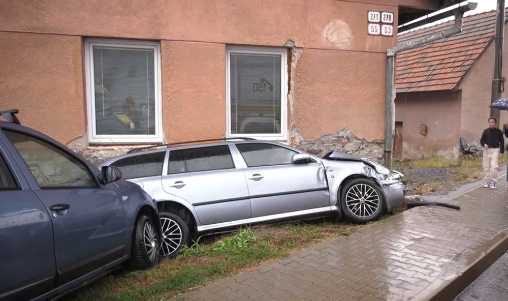 Dve osobné autá skončili v rodinnom dome