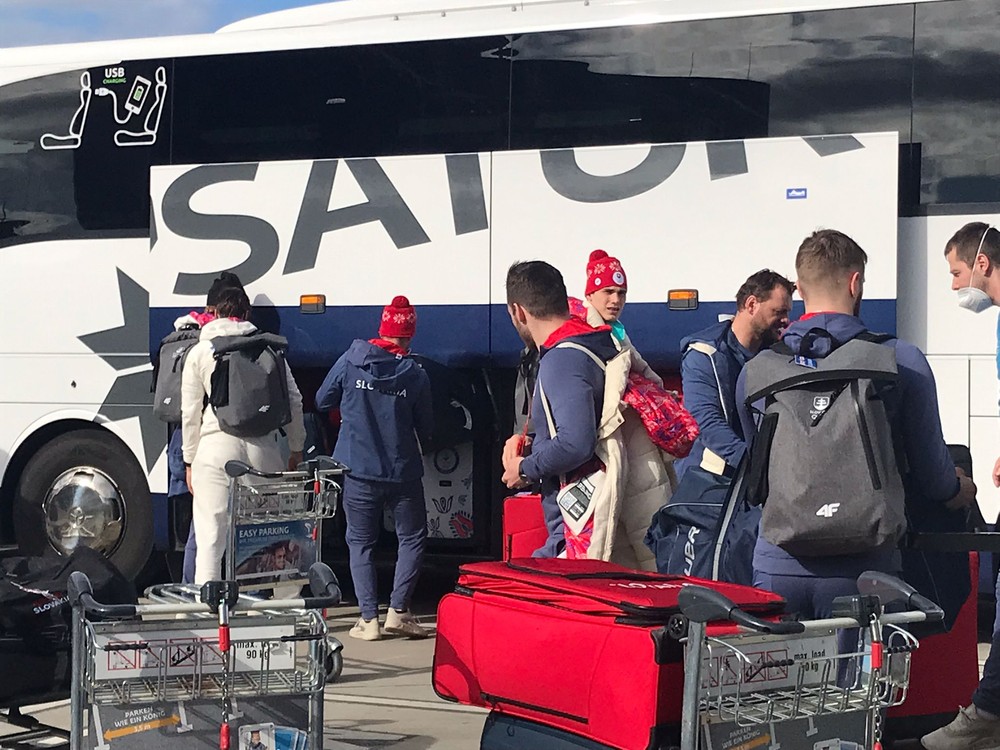 Slovenskí hokejisti prileteli do Viedne