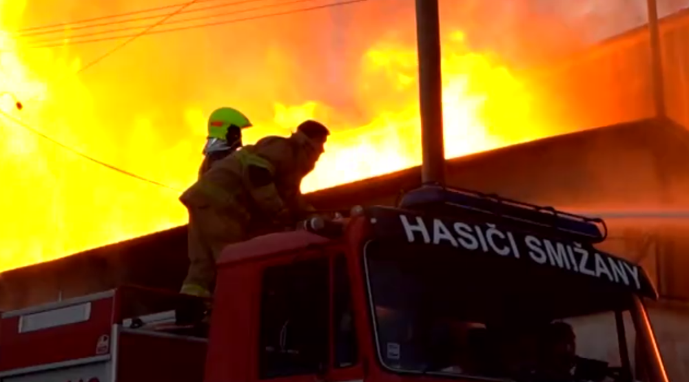 Halu na výrobu peliet zachvátili plamene