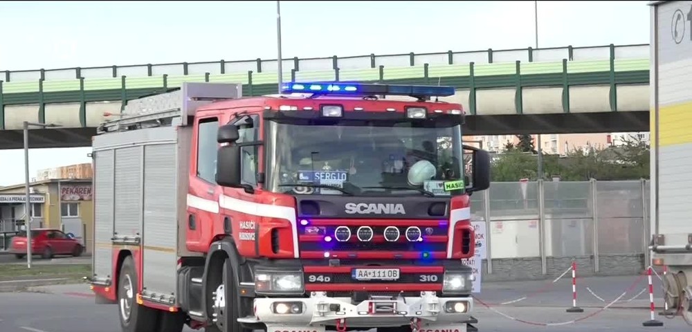 [multi] ŠTIPĽAVÝ ČIERNY DYM ZAHALIL MESTO 481 (cropped)