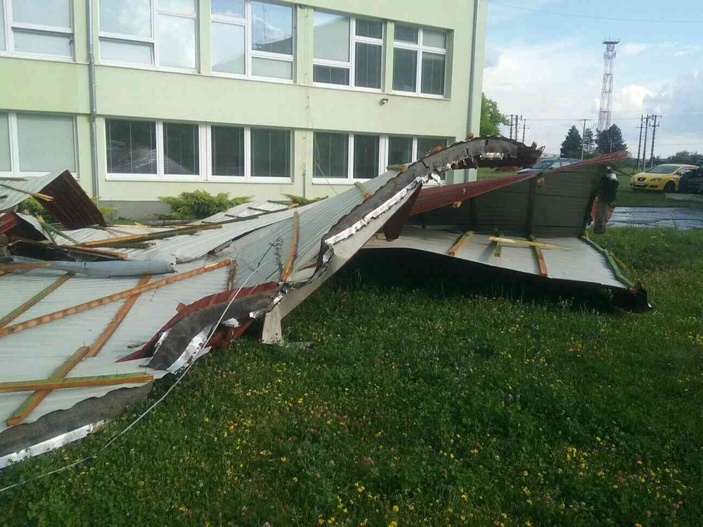 Silná búrka polámala stromy