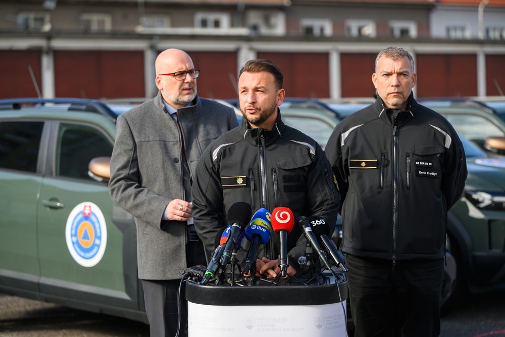 Zamestnancom odborov krízového riadenia okresných úradov odovzdali v Bratislave nové terénne vozidlá