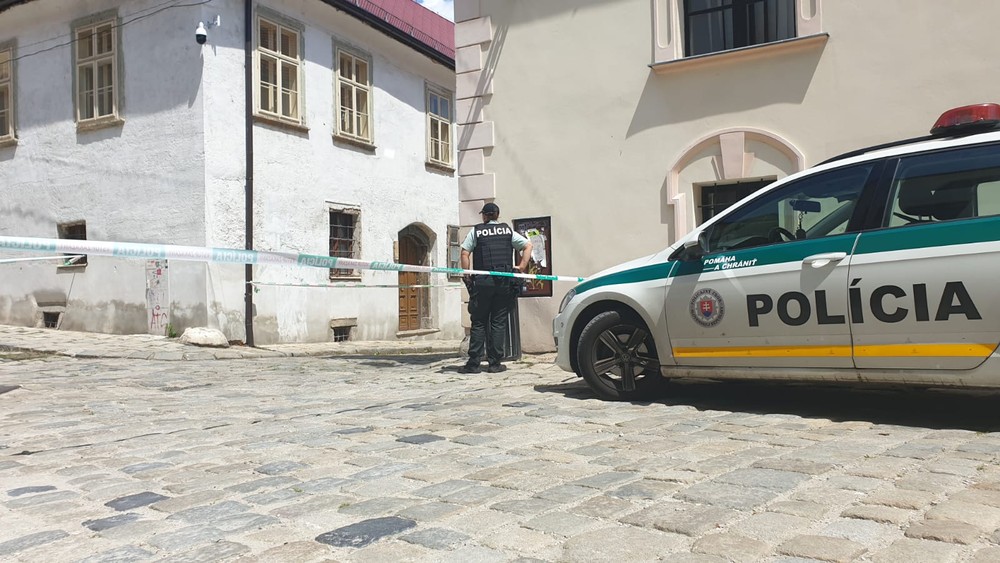 V centre Bratislavy spacifikovali ozbrojeného muža, v okolí ostávajú pyrotechnici