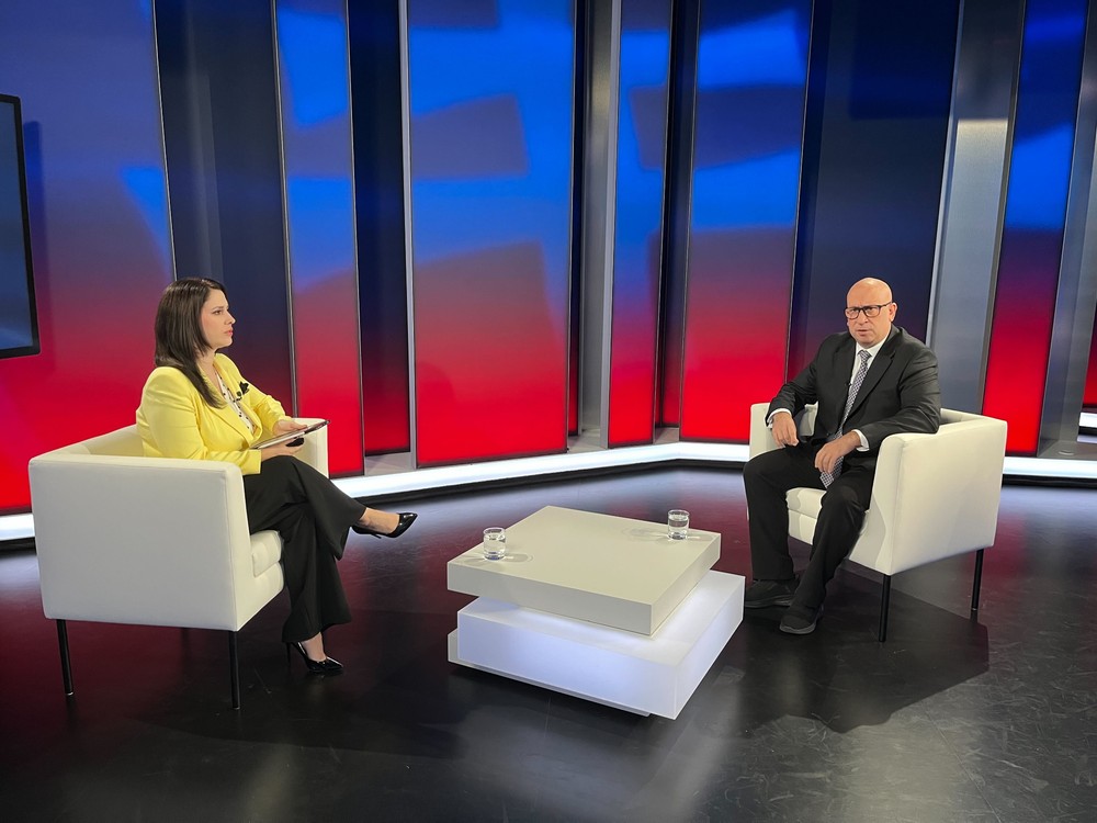 Politika 24 s ministrom dopravy Rážom
