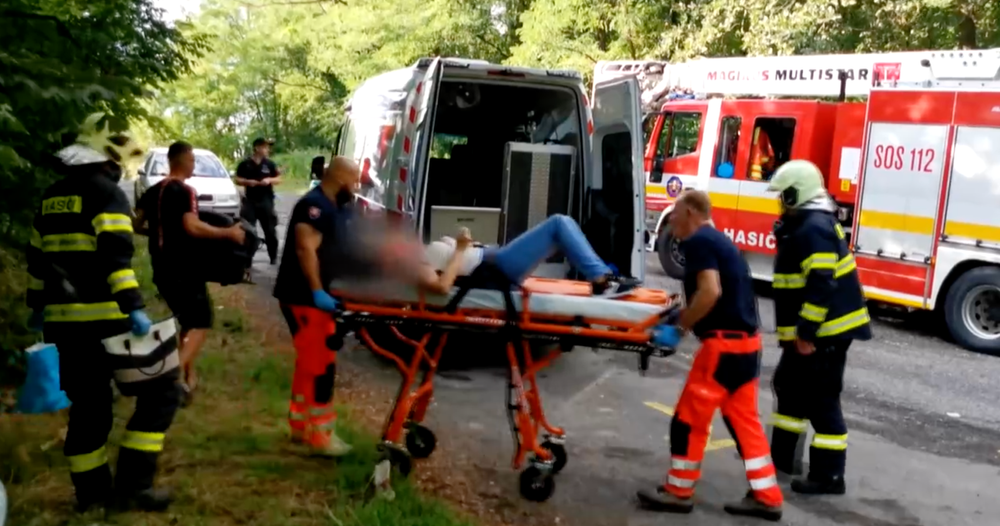 Vodiči najskôr prechádzali okolo bez povšimnutia, ale pri zranenej žene nakoniec dvaja zastali