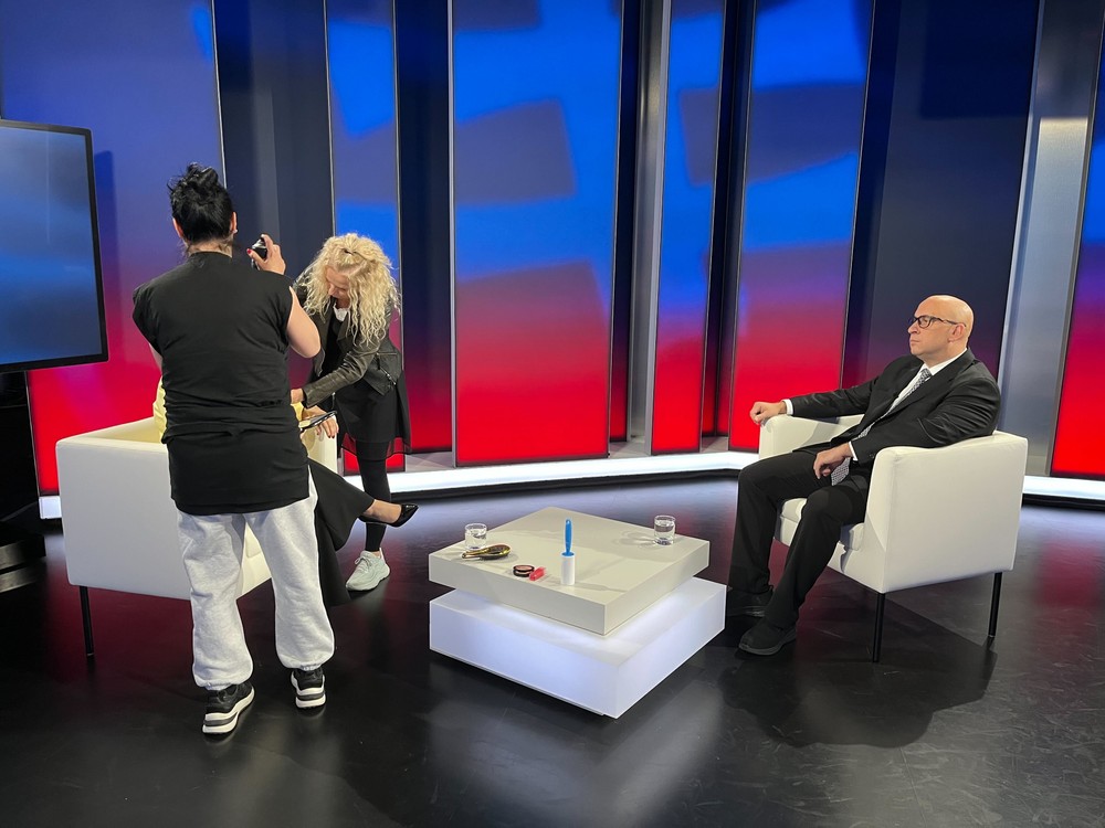 Politika 24 s ministrom dopravy Rážom