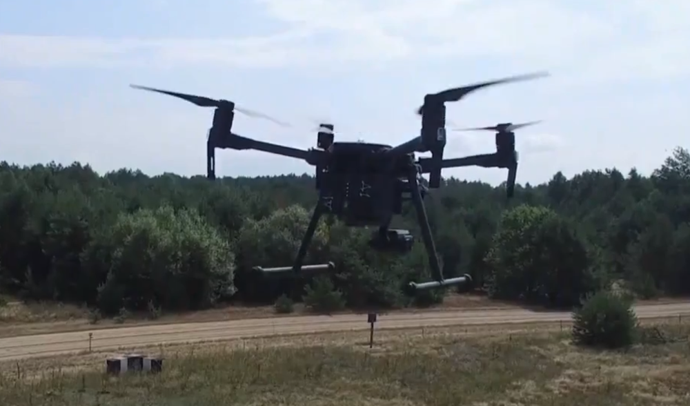 Dron pri policajnom zásahu na hraniciach odhalil nelegálneho migranta