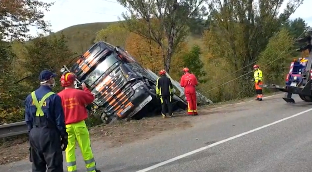 Nehoda kamióna zablokovala cestu pri Strečne, vodič skončil v policajnej cele