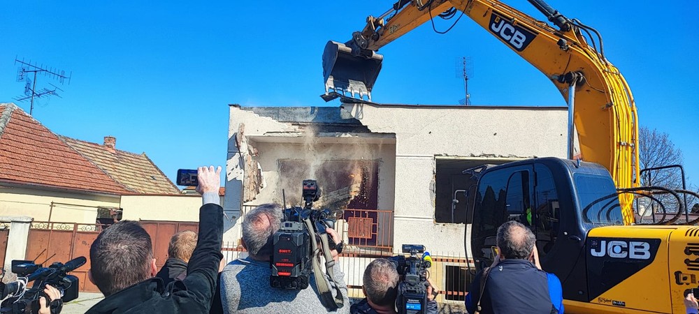 Búranie domu Veľká Mača