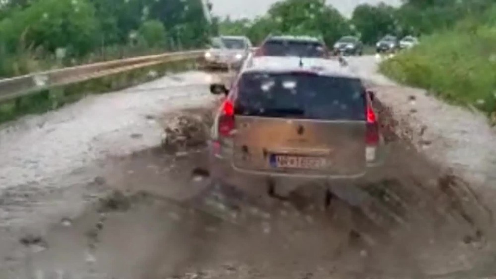 Silná búrka polámala stromy