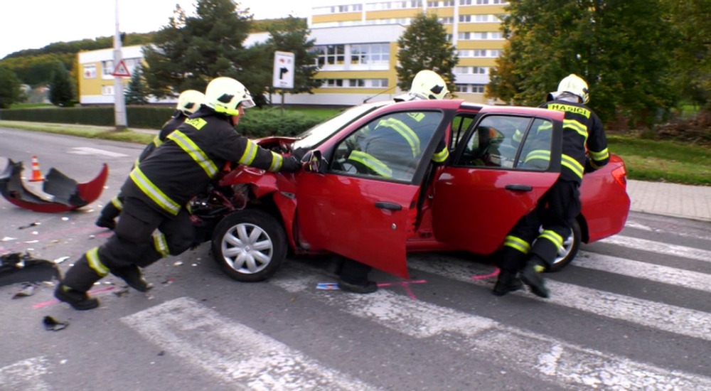 FOTO: Neuveríte, čím si vodič nahradil spätné zrkadlo! Kozmetické zrkadielko upevnil šnúrkami od topánok 