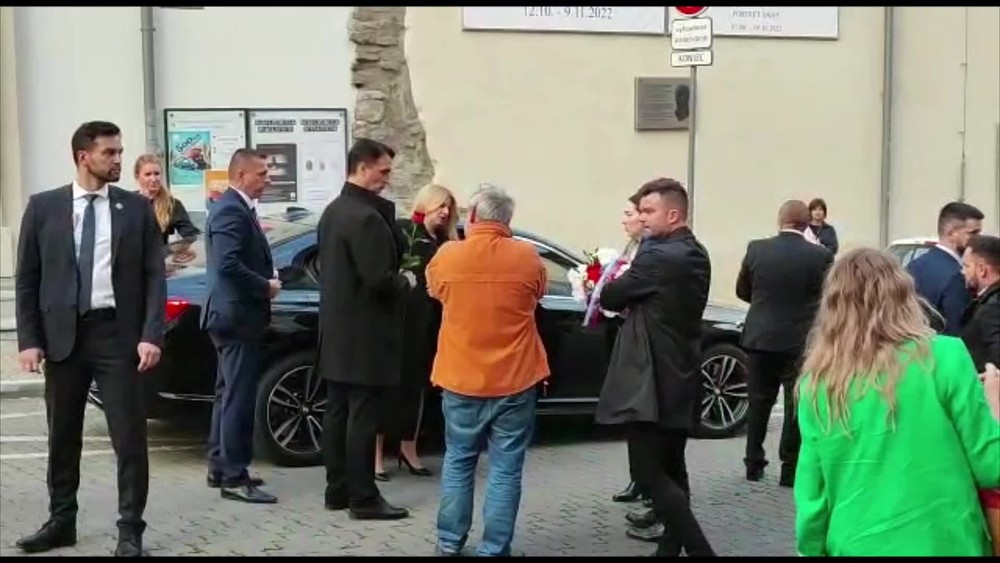 [multi] prezidentka kladie vence 16959