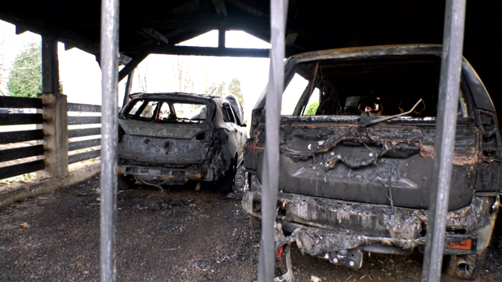 Dlhoročnému poslancovi a jeho dcére podpálili autá