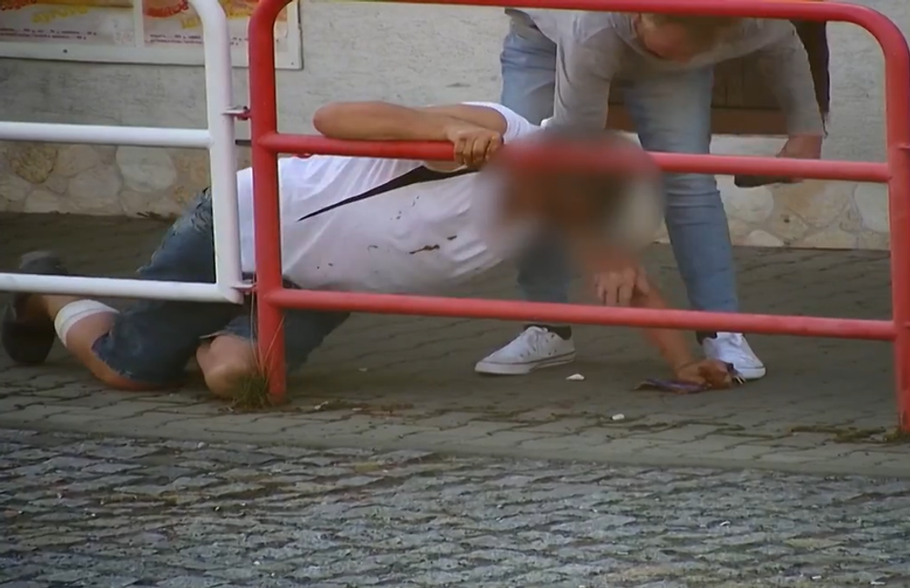 Zlodej okradol podguráženého muža. Tváril sa, že mu ide pomôcť