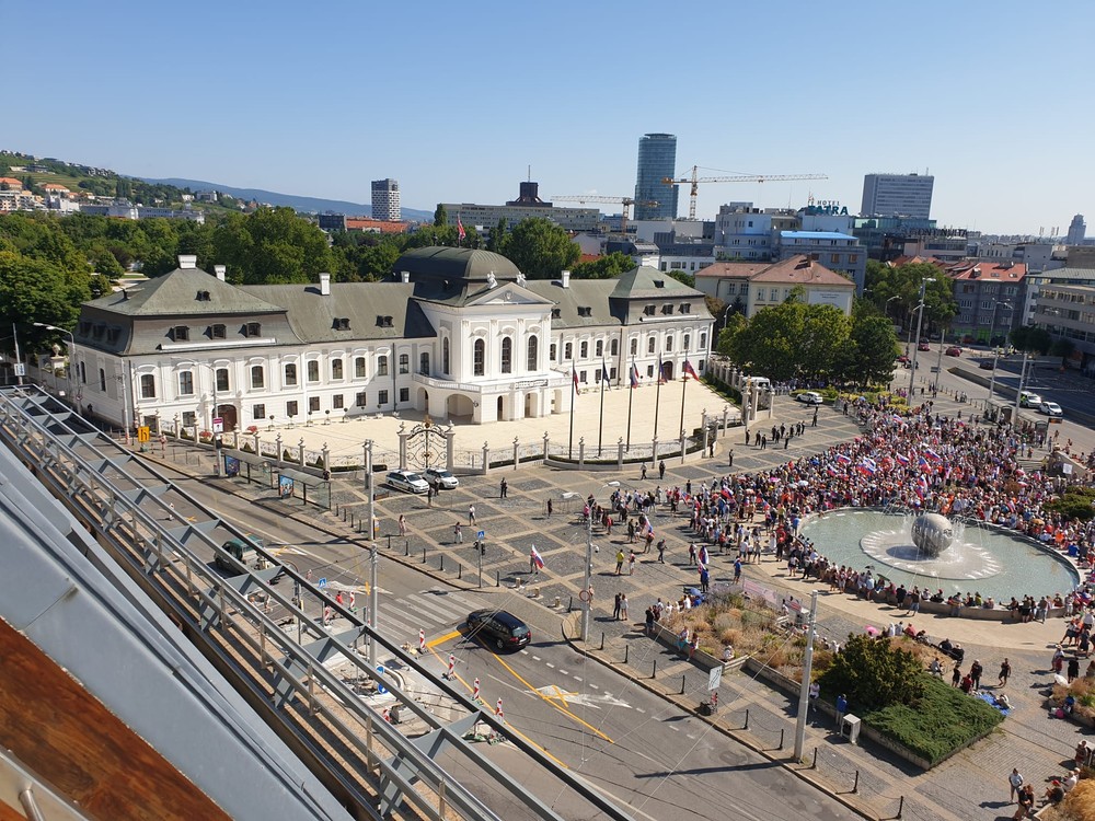 Protest pred prezidentským palácom