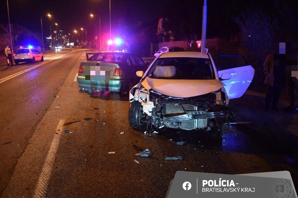 Vodič mal na križovatke prejsť na červenú a zrazil sa s ďalším autom