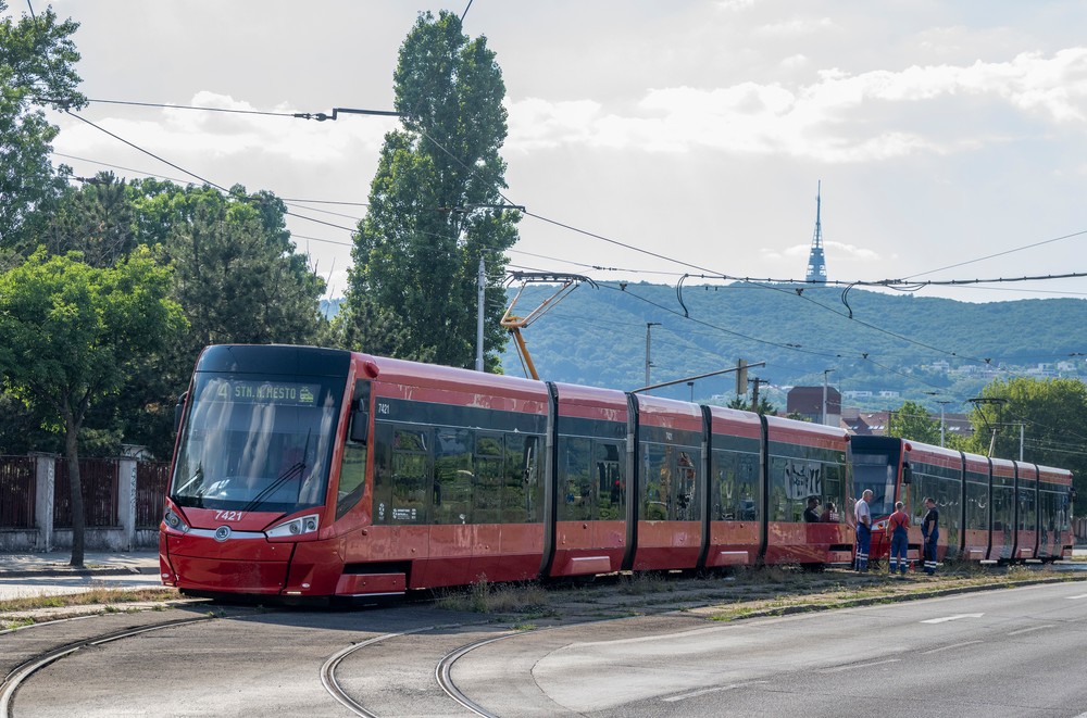 V Bratislave sa vykoľajila električka