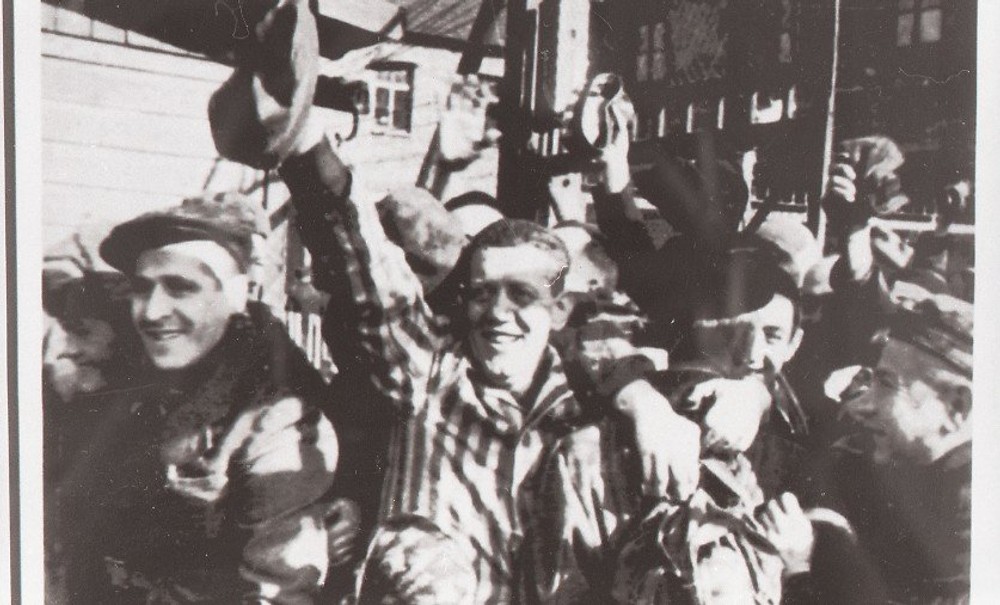 Radosť väzňov po oslobodení tábora Auschwitz