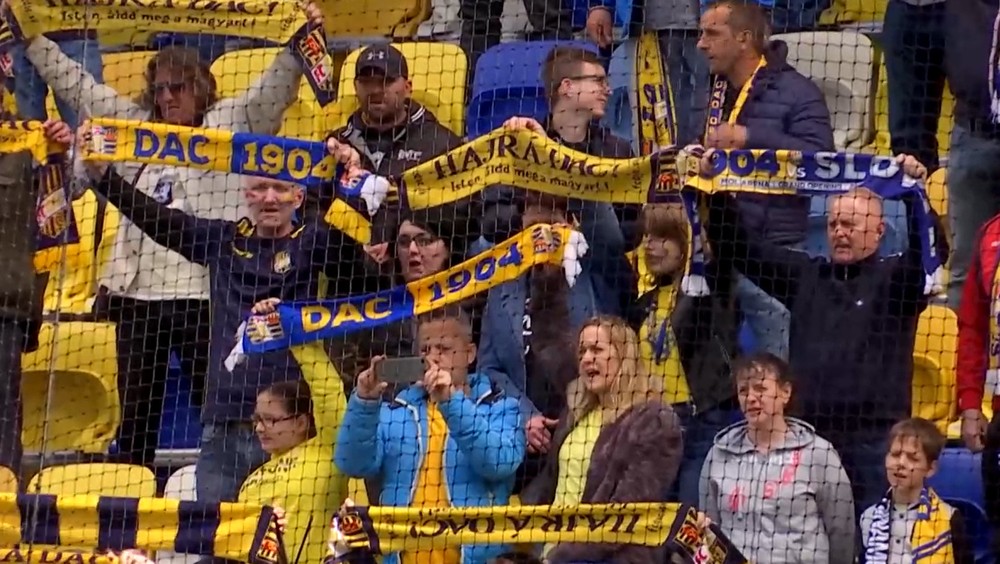 Cieľom boli futbalové šály.