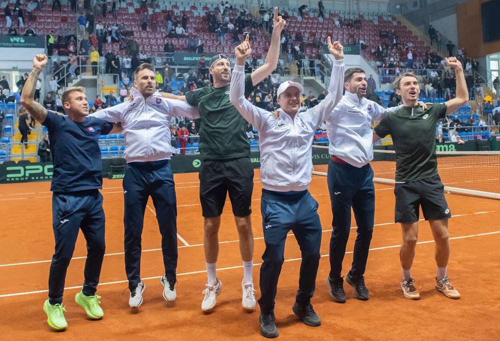 Slovenskí daviscupoví reprezentanti sprava Lukáš Klein, Lukáš Pokorný, Jozef Kovalík, Igor Zelenay, Norbert Gombos a Alex Molčan sa radujú z postupu na finálový turnaj po výhre nad domácim Srbskom