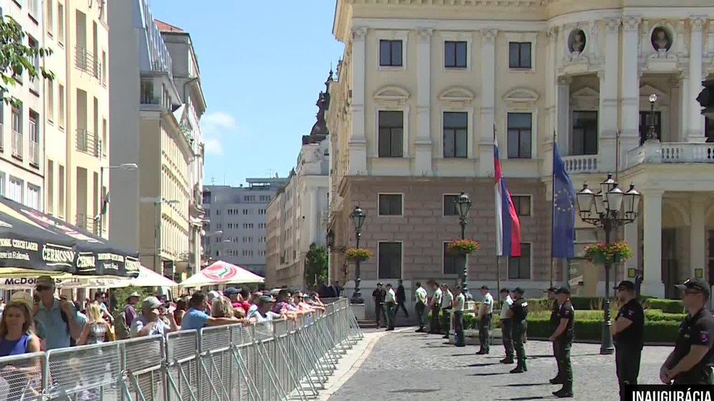 [multi] CaputovaPelleViki2 4158 (cropped)