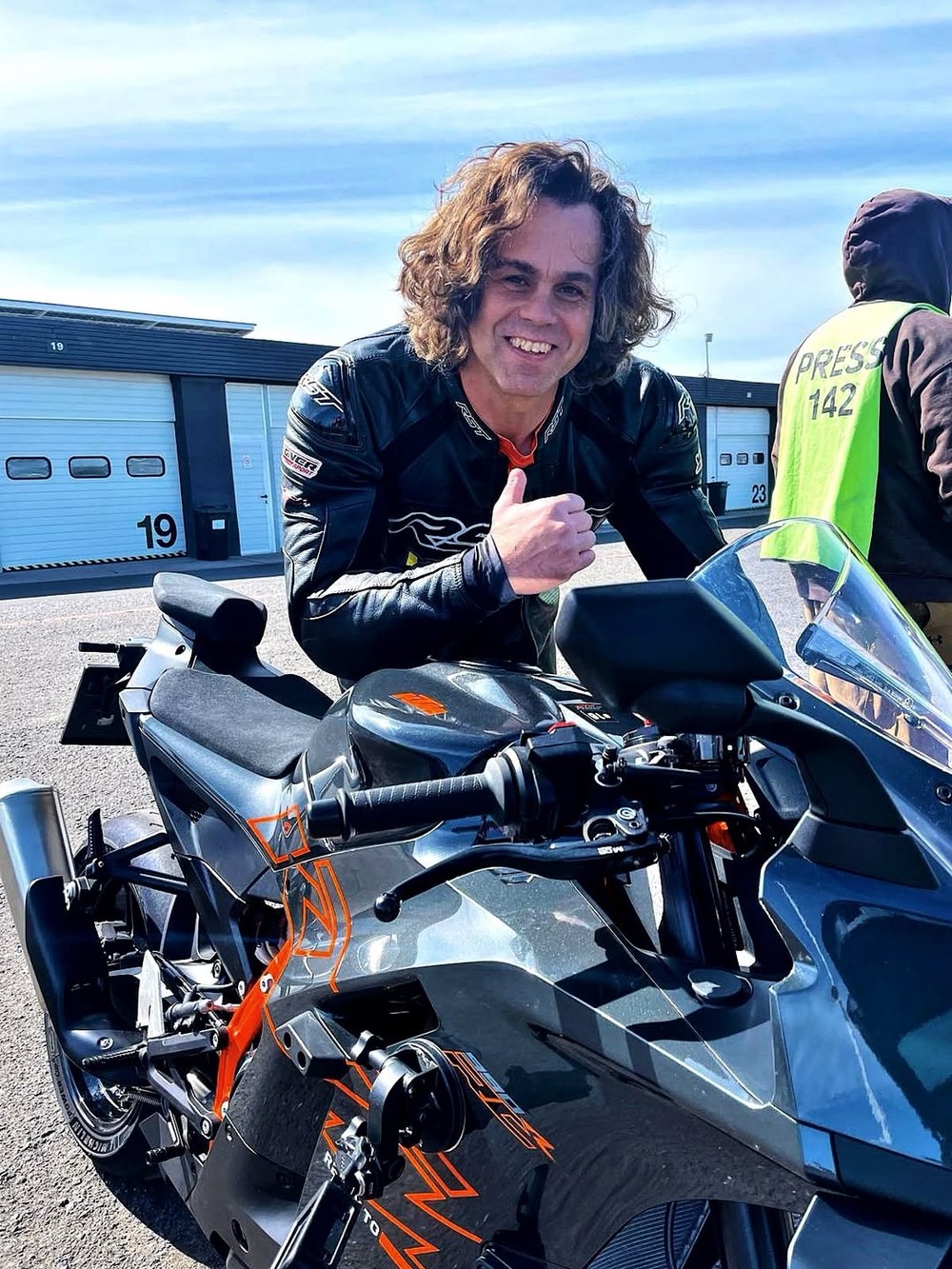 Behind the scene 👍Natáčení s KTM 990 RC-R a @holankamil74 @autodrommostcz s @holankamil74 Už br (1)