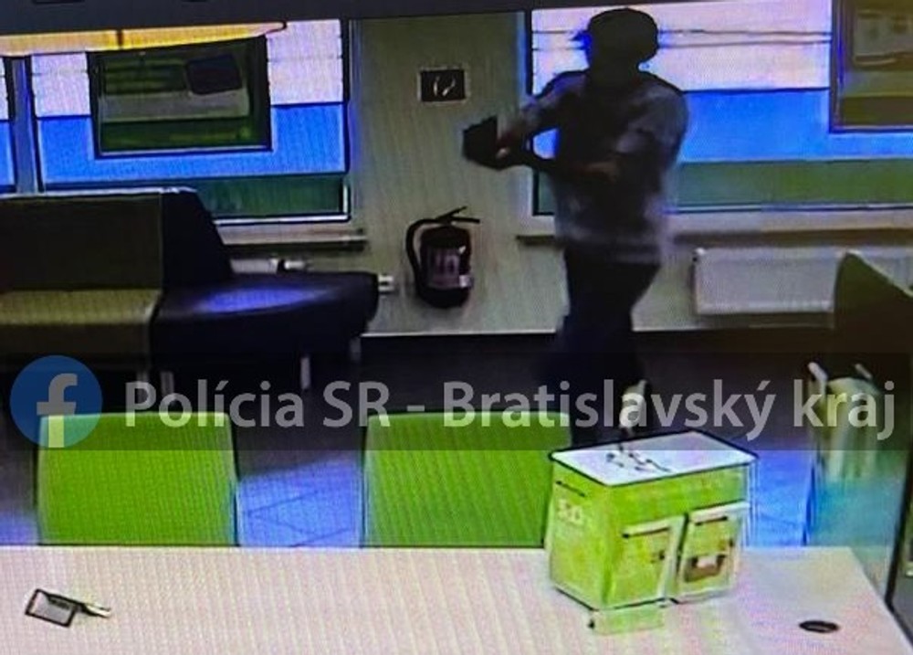 Polícia pátra po páchateľoch lúpežného prepadnutia banky