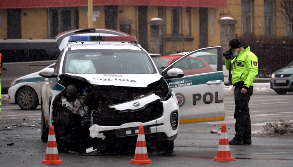 Po vážnej nehode policajnej hliadky odviezli do nemocnice policajta 