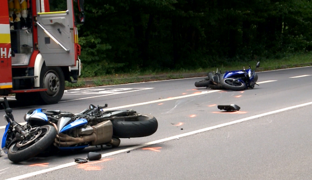 Zrážka dvoch motorkárov uzavrela hlavný ťah na Handlovú, na miesto privolali vrtuľník 