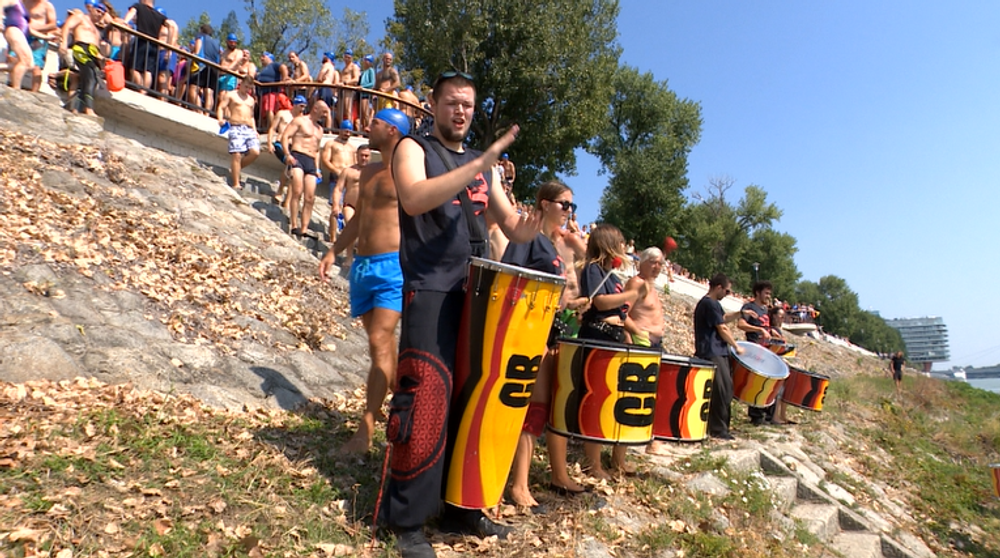 FOTO: Vyše tisíc ľudí preplávalo Dunaj. Medzi nimi aj primátor Vallo