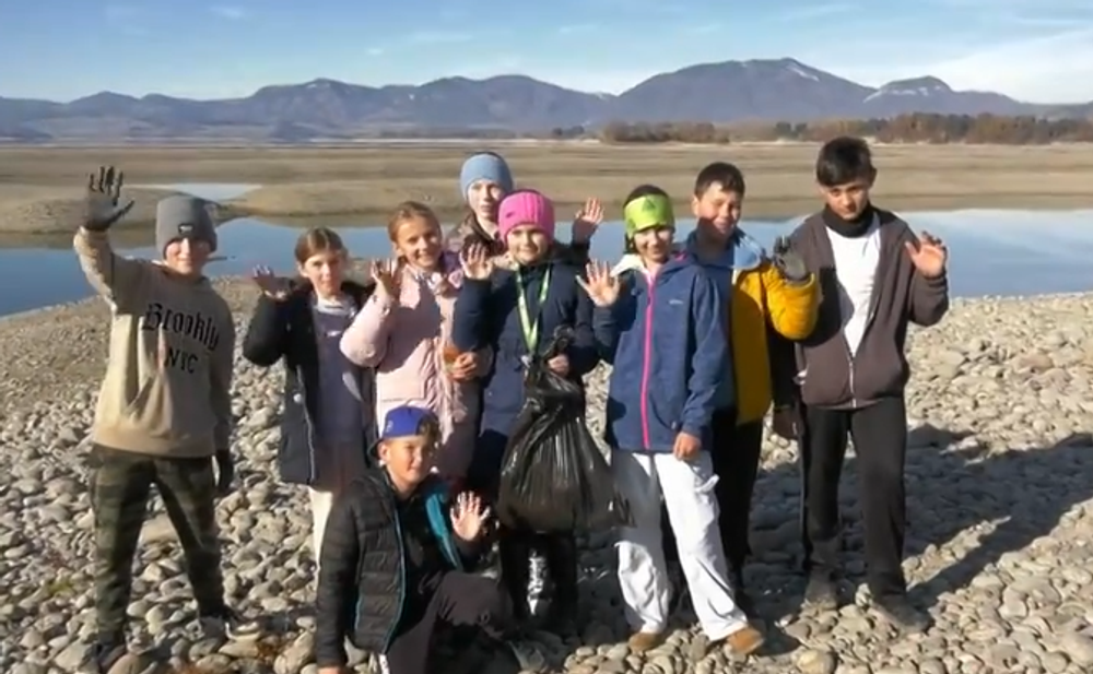 Žiaci zbierajú odpadky 6