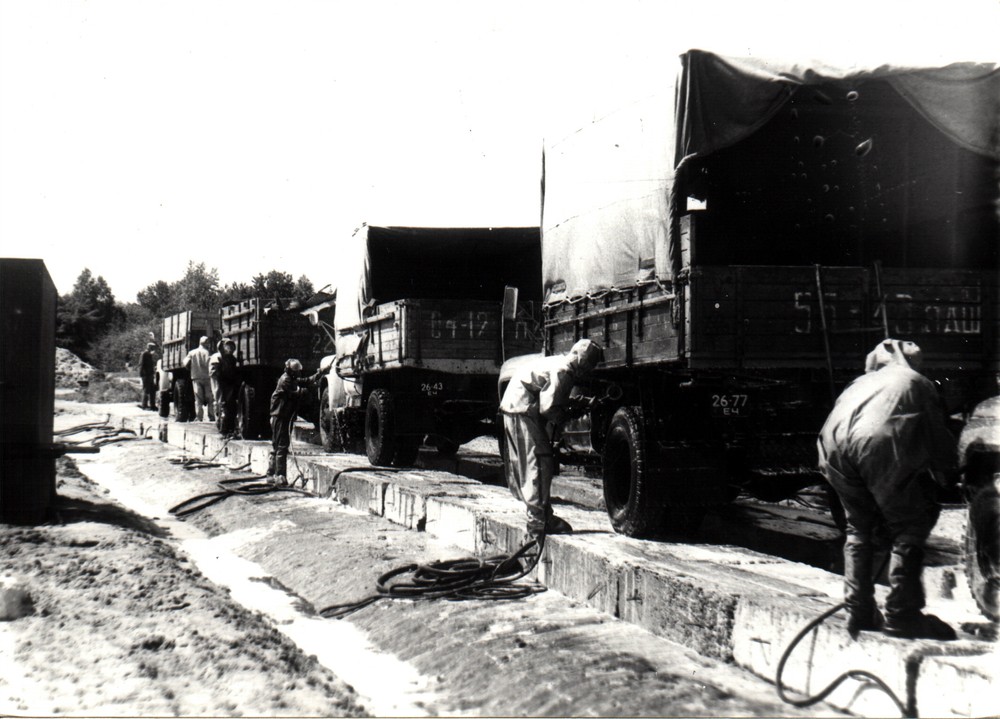 Leto 1986 - Dekontaminácia techniky na PUSO.