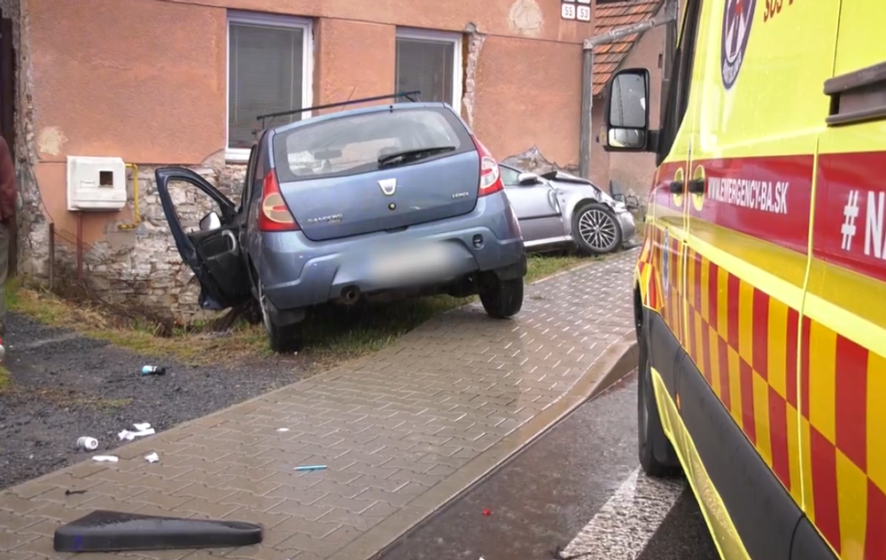 Dve osobné autá skončili v rodinnom dome