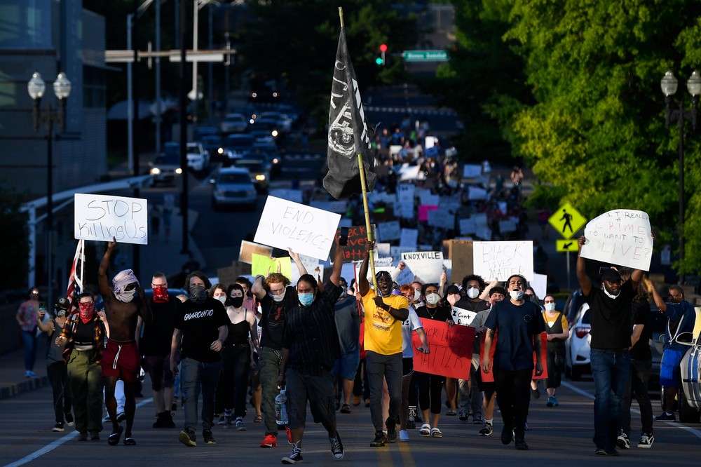 Protesty v USA vyvolané policajným zásahom sa stupňujú